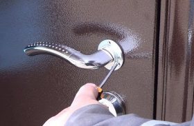 Замена дверной ручки металлической двери в Сестрорецке